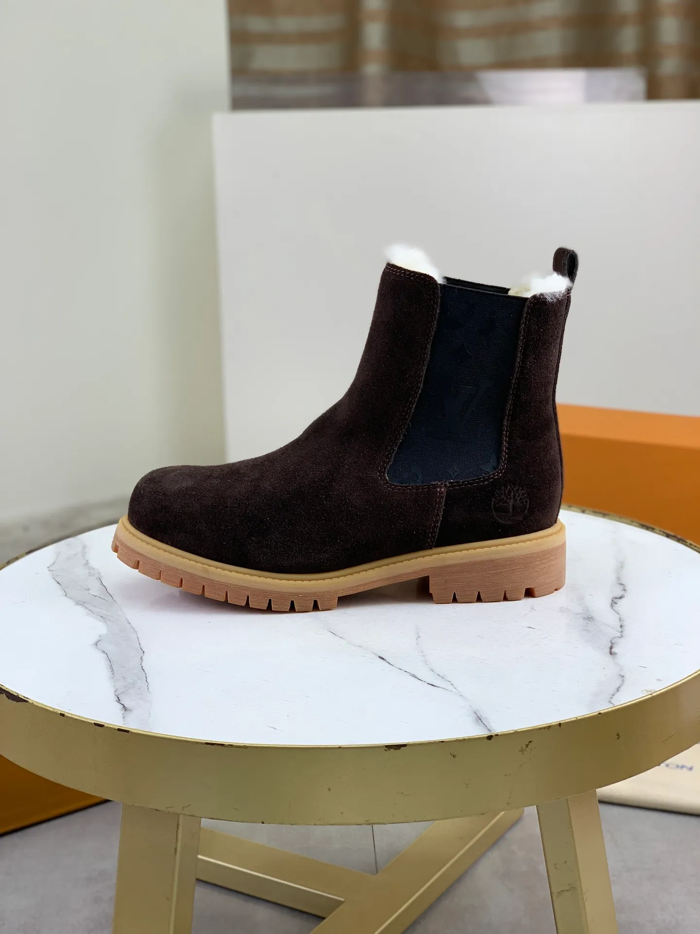 Factory price P900 💰💎💎💎High version of new men's shoes. Purchasing quality◾️◽️LV～Louis Vuitton boots series! by Virgin Abloh The most beautiful sneakers, Lv Brand strongly recommends new products, official website limited edition retro basketball sneakers! Both the high-top and low-top models spent money to purchase 1:1 accurate reproductions of the originals. The details are invincible and full of sincerity. The imported custom-made original frosted cowhide leather is packaged in the same way as the originals. The details are 100% restored. The privately customized originals are combined into a non-slip, wear-resistant and lightweight foam outsole. It is different from other brands. Without the original version, this effect cannot be achieved! L’s best-looking men’s shoes in the past, don’t miss it! Calfskin lining: Imported water-dyed cowhide lining/foot pad Outsole: lightweight foaming and non-slip Size: Men's 39-44 (38, 45 customized, non-refundable)